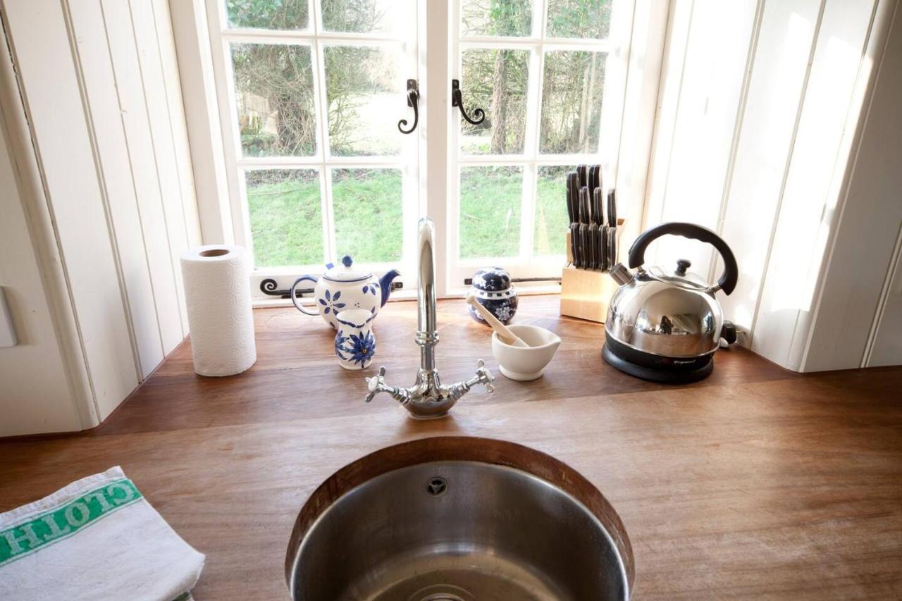 The Lodge: Adorable, Romantic Thatched Cottage 프레시워터 외부 사진